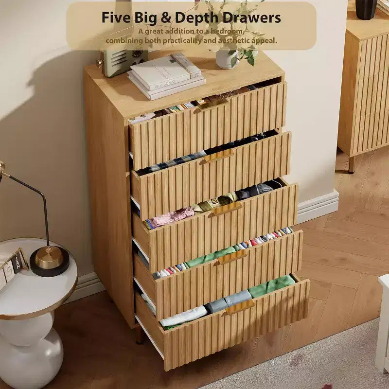 Commode en bois à 5 tiroirs cannelés et profonds de style moderne